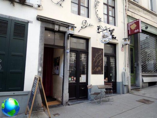 La Fleur, the surrealists' bar in Brussels