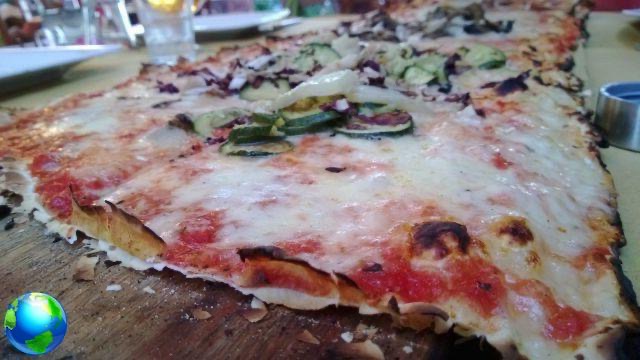 Pizza au mètre à l'Osteria, à Rimini