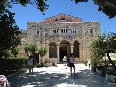 What to see in Paros, the Church of the Hundred Doors