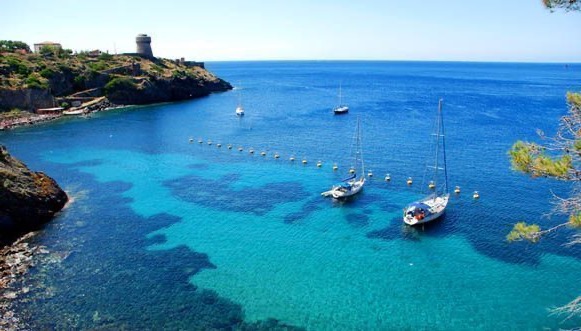Capraia island, stay between trekking and coves