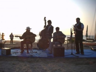 Concertos ao amanhecer na praia em Romagna