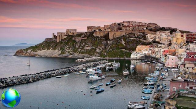 How to reach Procida from Naples