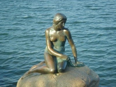 Visit the Little Mermaid and move around Copenhagen