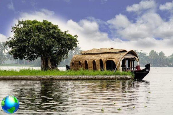 Kerala, excursión en casa flotante en India