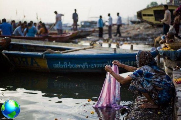Varanasi, India en barco por el Ganges