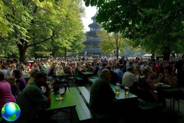 Em Munique, beba uma cerveja no parque: Englischer Garten