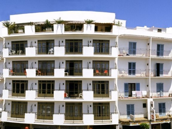 Ibiza, sleep low cost: review of Hostal Residencia Rita