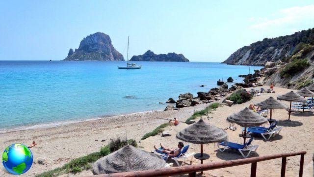 Moverse en coche en Ibiza, consejos de alquiler