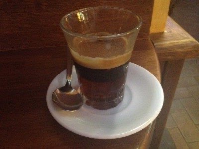Moretta Fanese bebiendo en el café Porto en Fano
