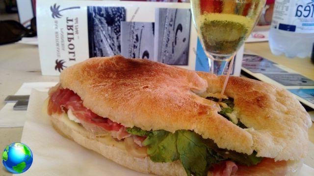Come un sándwich en Trípoli, en la playa de Rimini