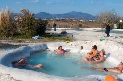 Un bain au Bagnaccio à Viterbe, près de Rome