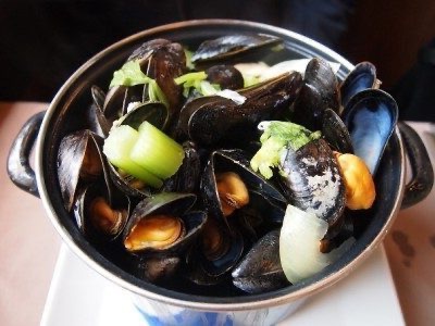 Poules Moules, where to eat french fries and mussels in Bruges