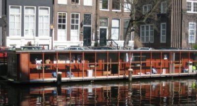 Catboat Amsterdam: refugio flotante para gatos callejeros
