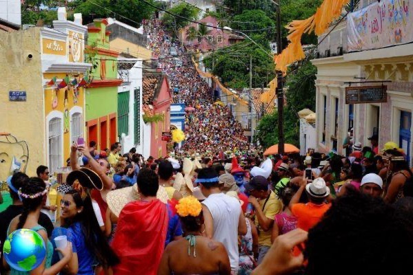Carnaval de baixo custo e brasil
