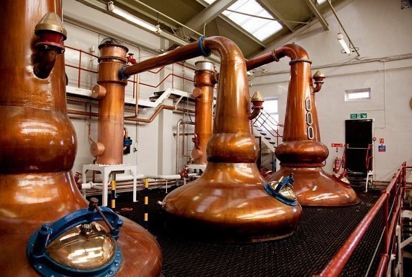 O tour da destilaria de uísque na Escócia