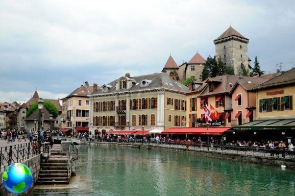 Lago Annecy em Haute-Savoie, França