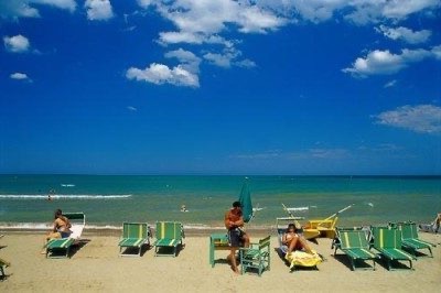 Tumbona y sombrilla por horas, en la playa de Riccione