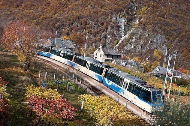 Trem da folhagem no Piemonte, a natureza está chamando