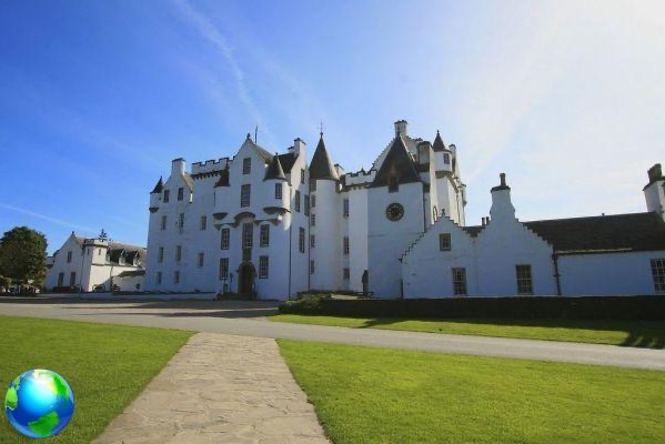 Passeio pelo castelo na Escócia