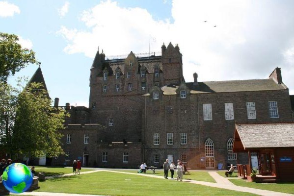 Passeio pelo castelo na Escócia