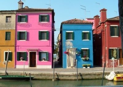 Isla de Burano en encaje de Venecia y coloridas casas