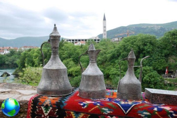 Mostar el símbolo de Bosnia y Herzegovina