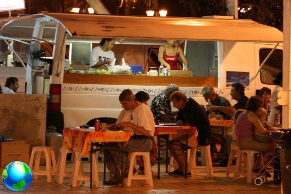 Tahiti, low cost eating at Les Roulottes
