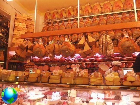 Where to shop for typical products in the center of Bologna