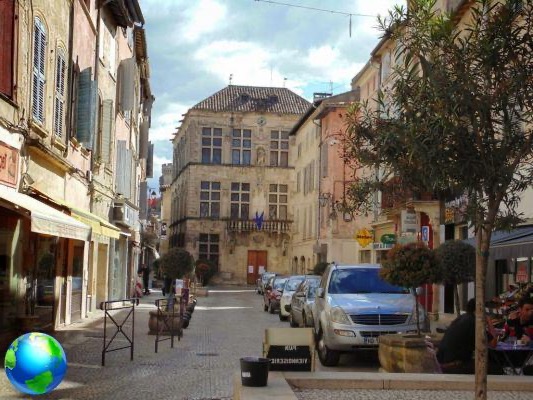 Arles: curiosidades, donde comer y que visitar