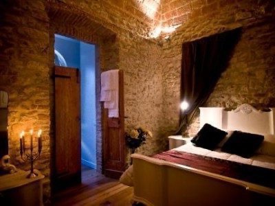 Albergo Diffuso: relive the Middle Ages at the Castle of Montignano