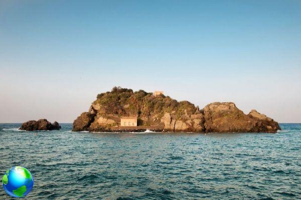 Lachea Island in Aci Trezza and its legend