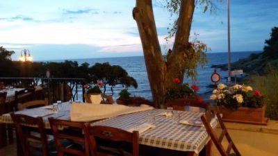 The aperitif in Salento has a sea view