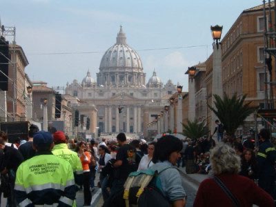 Durmiendo en San Pietro para la elección del nuevo Papa