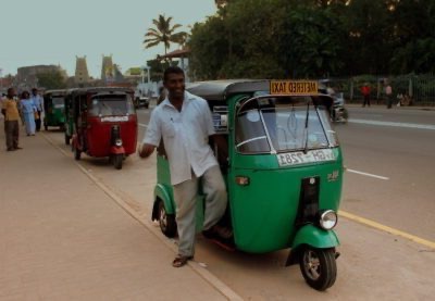 How to get around Sri Lanka: driving by tuk tuk, driver, bus and train