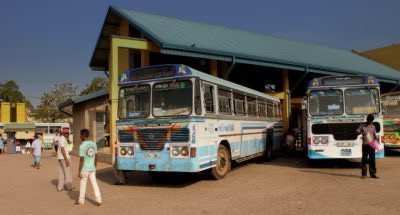 Locomovendo-se no Sri Lanka: dirigindo de tuk tuk, motorista, ônibus e trem