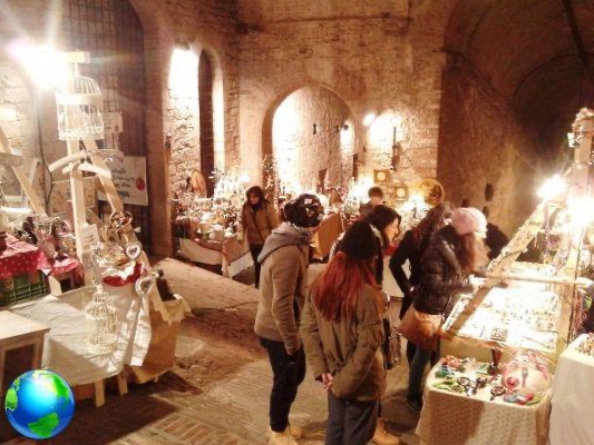 Mercados de Natal em Perugia: pista de patinação no gelo e roda-gigante