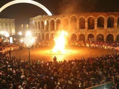 Befana en Verona: quema de la anciana y flash mob
