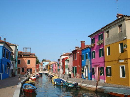 Visit Burano: what to see in one of the most beautiful colored cities in Europe