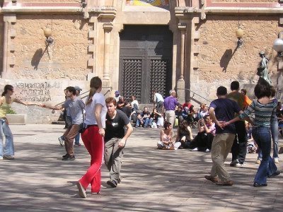 Para los amantes de la danza en Barcelona, ​​el swing se baila en la plaza